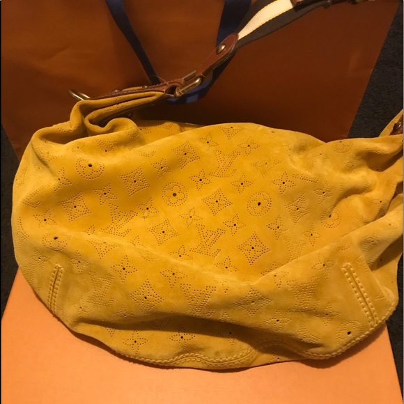 Authentic Have a few minor stains - Picture 2 of 3